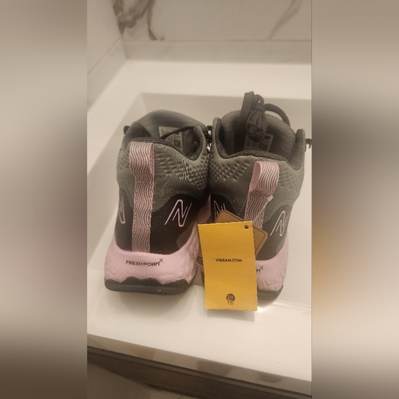 NEW BALANCE WOMENS SIZE 8.5 GRAY TRAIL RUNNING SHOE - Picture 5 of 8